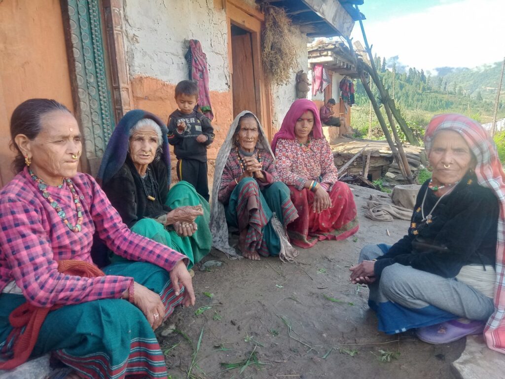 Suwa and a group of women from her community